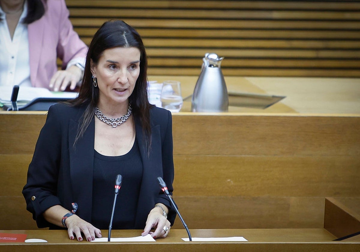 La portavoz del Consell y titular de Hacienda, Ruth Merino, en la tribuna de Les Corts.