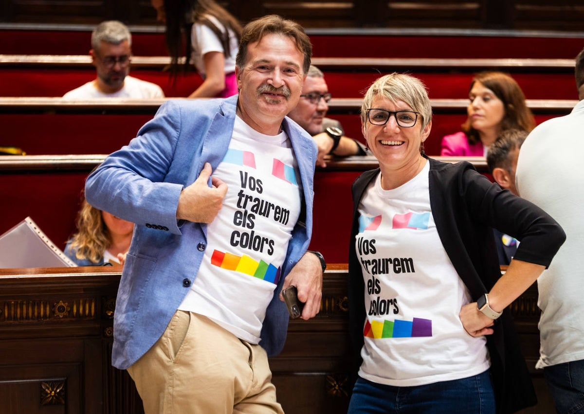 Imagen secundaria 1 - Lío con las banderas LGTBI en el pleno del Ayuntamiento