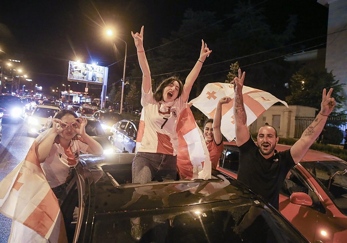 Georgia sale a las calles a celebrar su histórico pase a octavos de final.