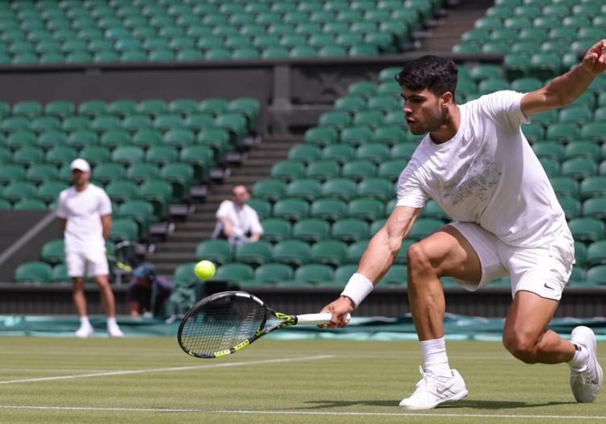 Alcaraz entrena en Wimbledon.