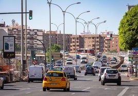 Coches circulan por Valencia en dirección al paso elevado de Giorgeta.