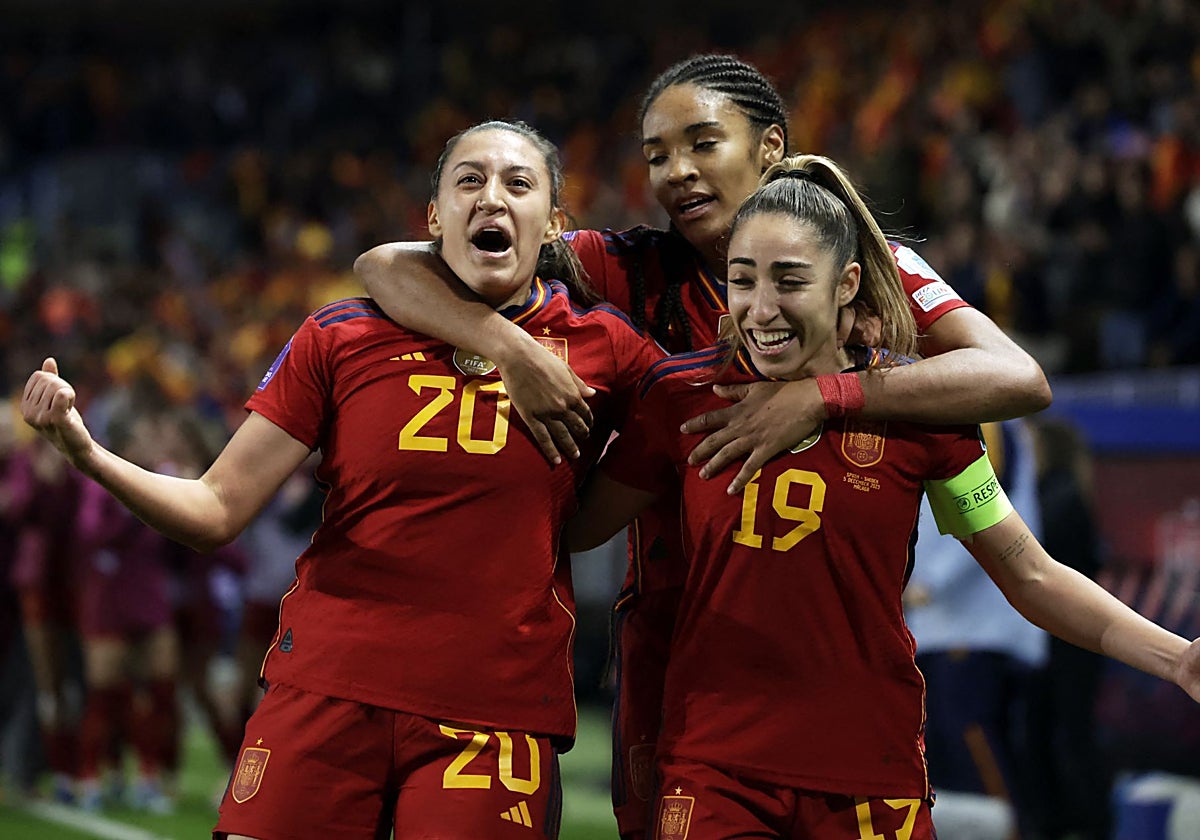 Fiamma celebrando un gol con Salma Paralluelo y Olga Carmona.