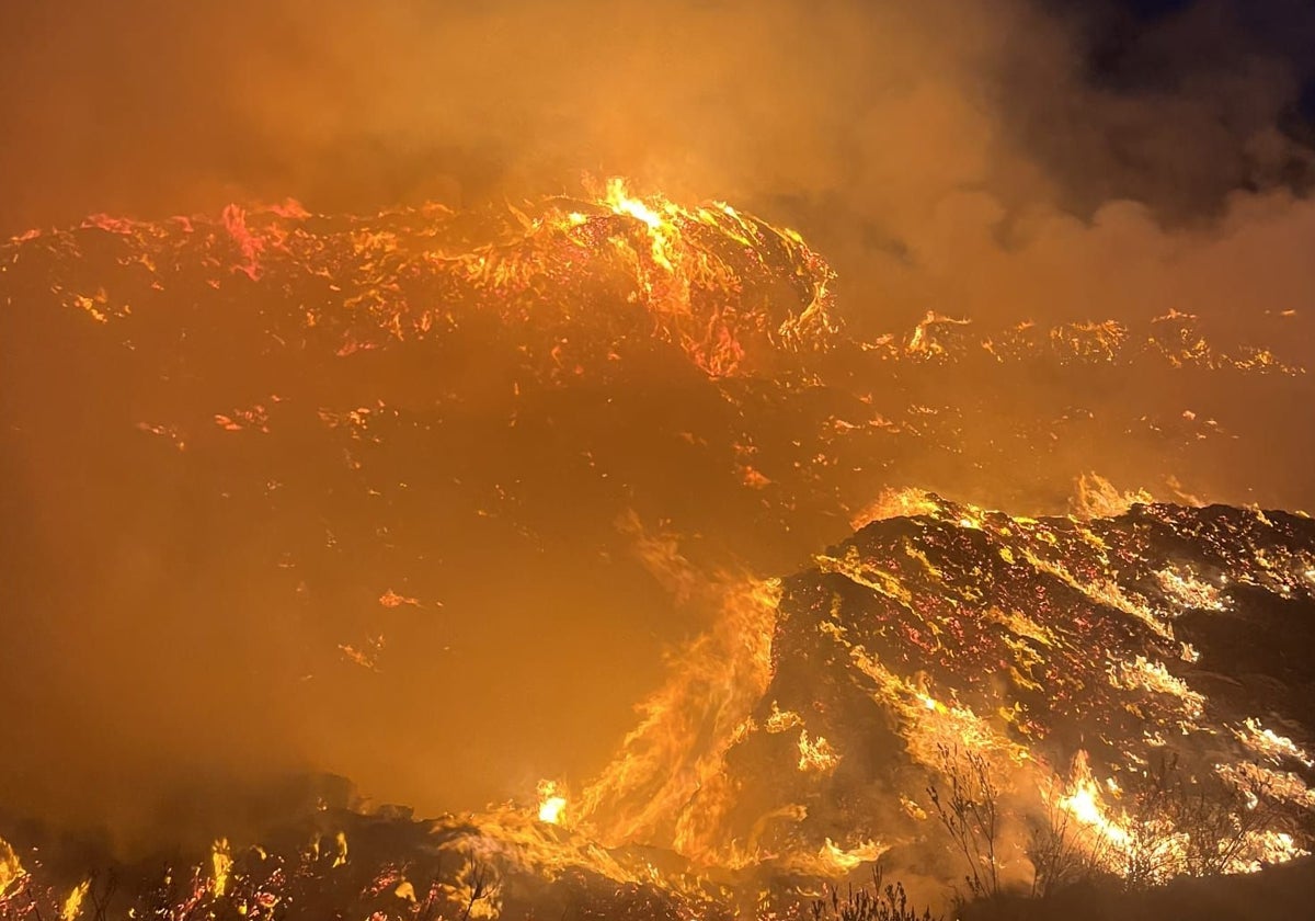 Imagen panorámica del incendio en su momento más crítico, esta madrugada, en Lltxent.