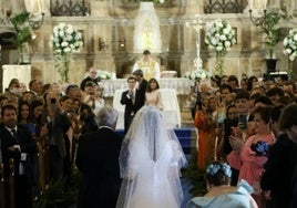 La novia entra del brazo de su padre, José Luis Santos, a la iglesia de San Agustín.