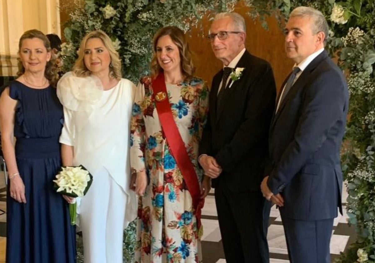 La alcaldesa de Valencia, María José Catalá, tras unir en matrimonio a Xelo Salavert y Rafa Mengó, copresdientes de L'Antiga.