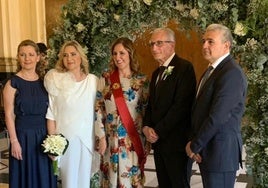 La alcaldesa de Valencia, María José Catalá, tras unir en matrimonio a Xelo Salavert y Rafa Mengó, copresdientes de L'Antiga.