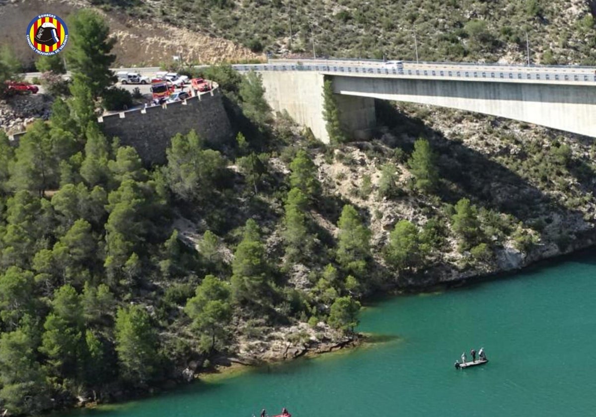 Lugar donde los testigos han perdido de vista al hombre tras lanzarse al Júcar.