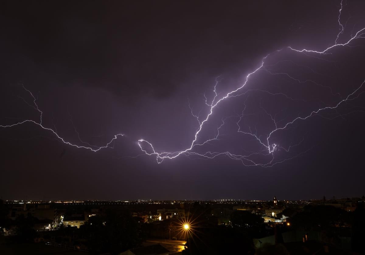 Dónde va a llover más este lunes: Aemet activa el aviso naranja en 8 comarcas en la Comunitat y el amarillo en otras 17