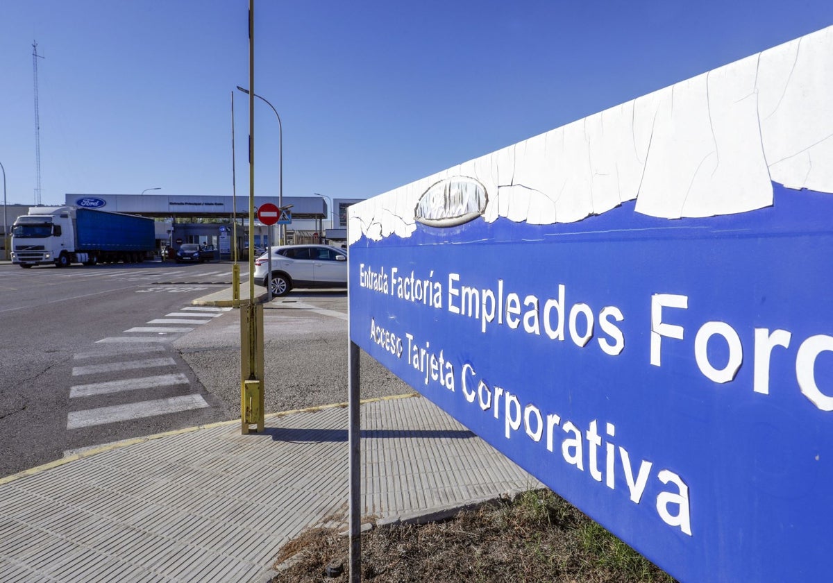 Acceso a la planta de Ford en Almussafes.