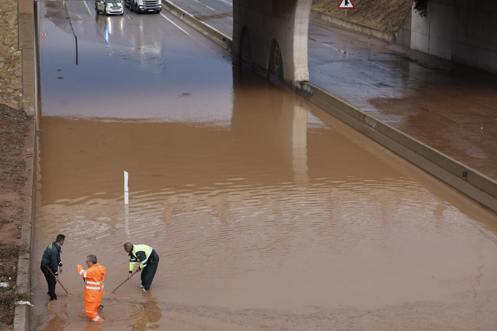 Rescatan a una mujer y sus dos hijos en Sagunto al quedar atrapados en su vehículo por la lluvia