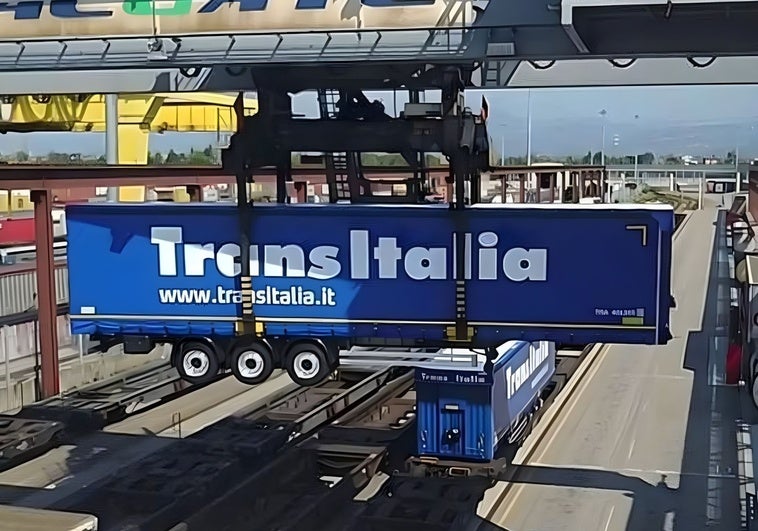 La grúa pórtico instalada en el puerto de Valencia.