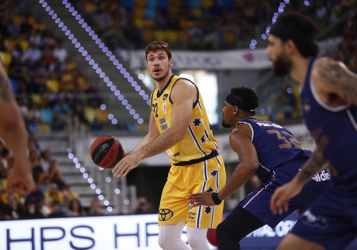 Davies defiende a Ethan Happ durante un partido contra el Valencia Basket.