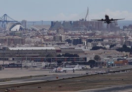 Un avión despega en el aeropuerto de Manises.