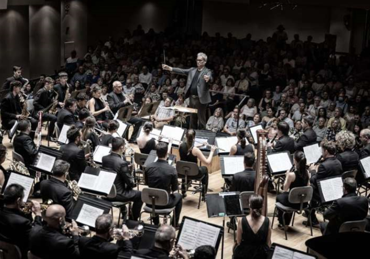 Los músicos de la banda Ateneu Musical l'Horta tocando una pieza en el Palau.