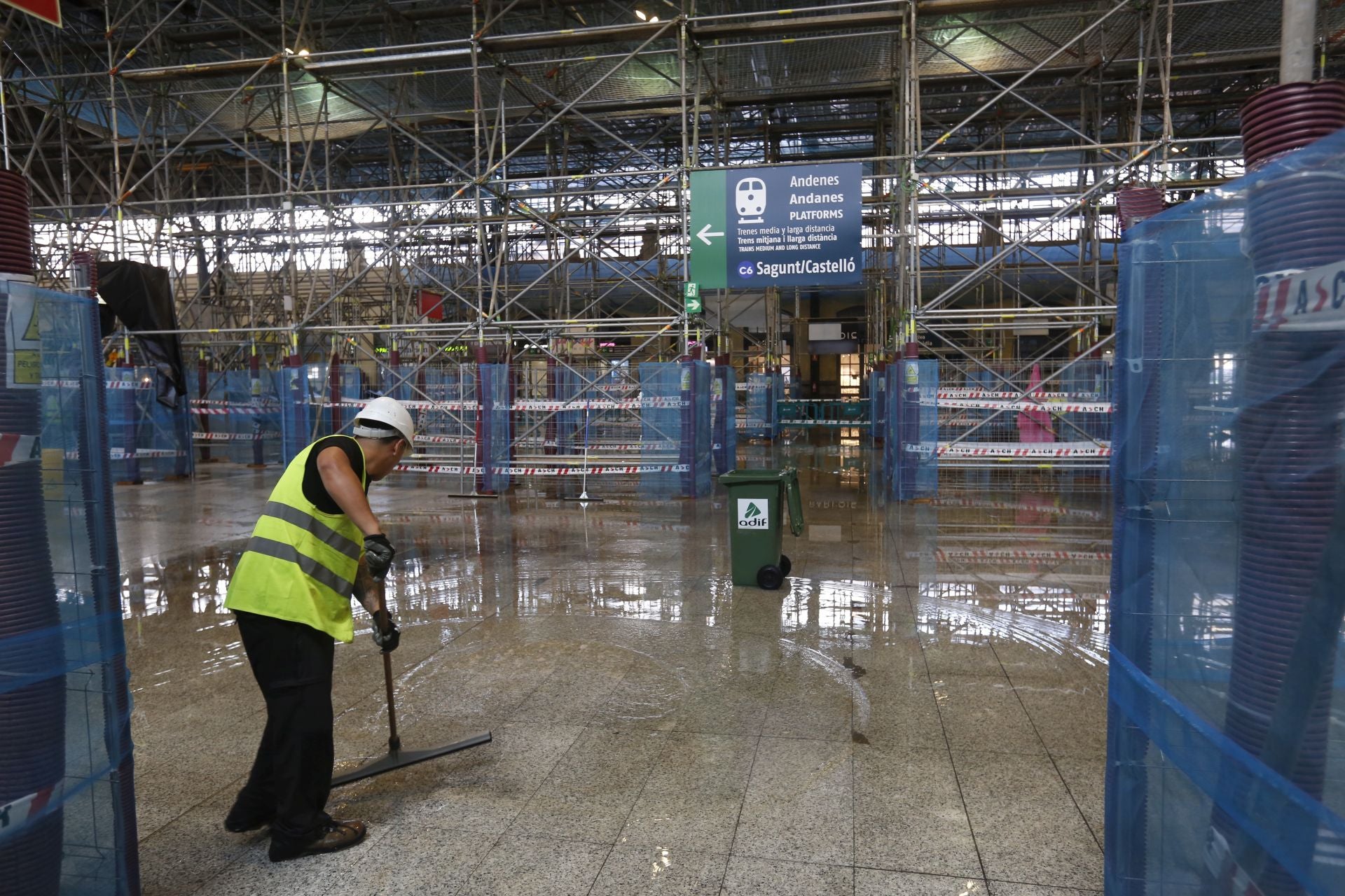 La lluvia se cuela en la Estación del Norte