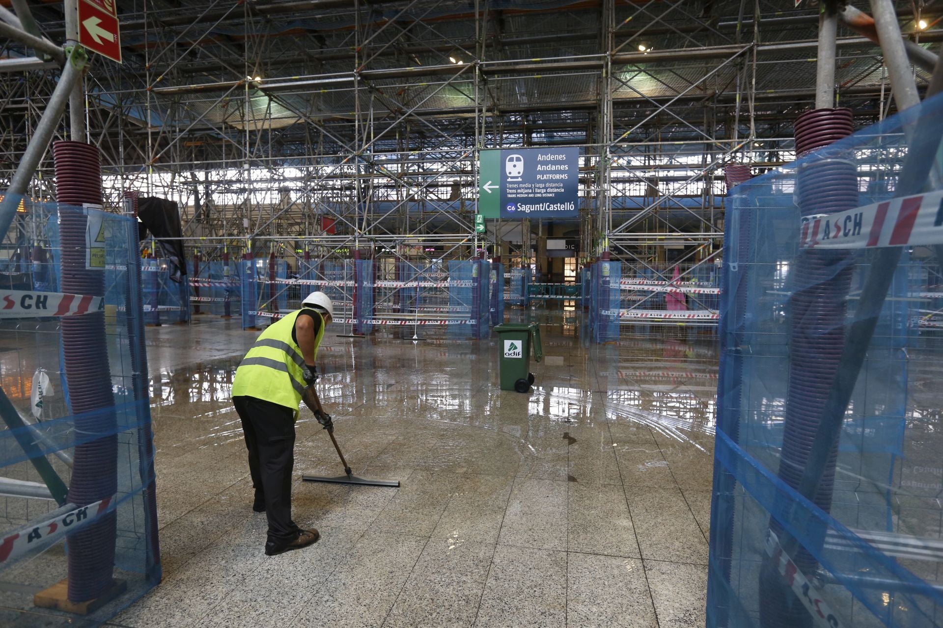 La lluvia se cuela en la Estación del Norte