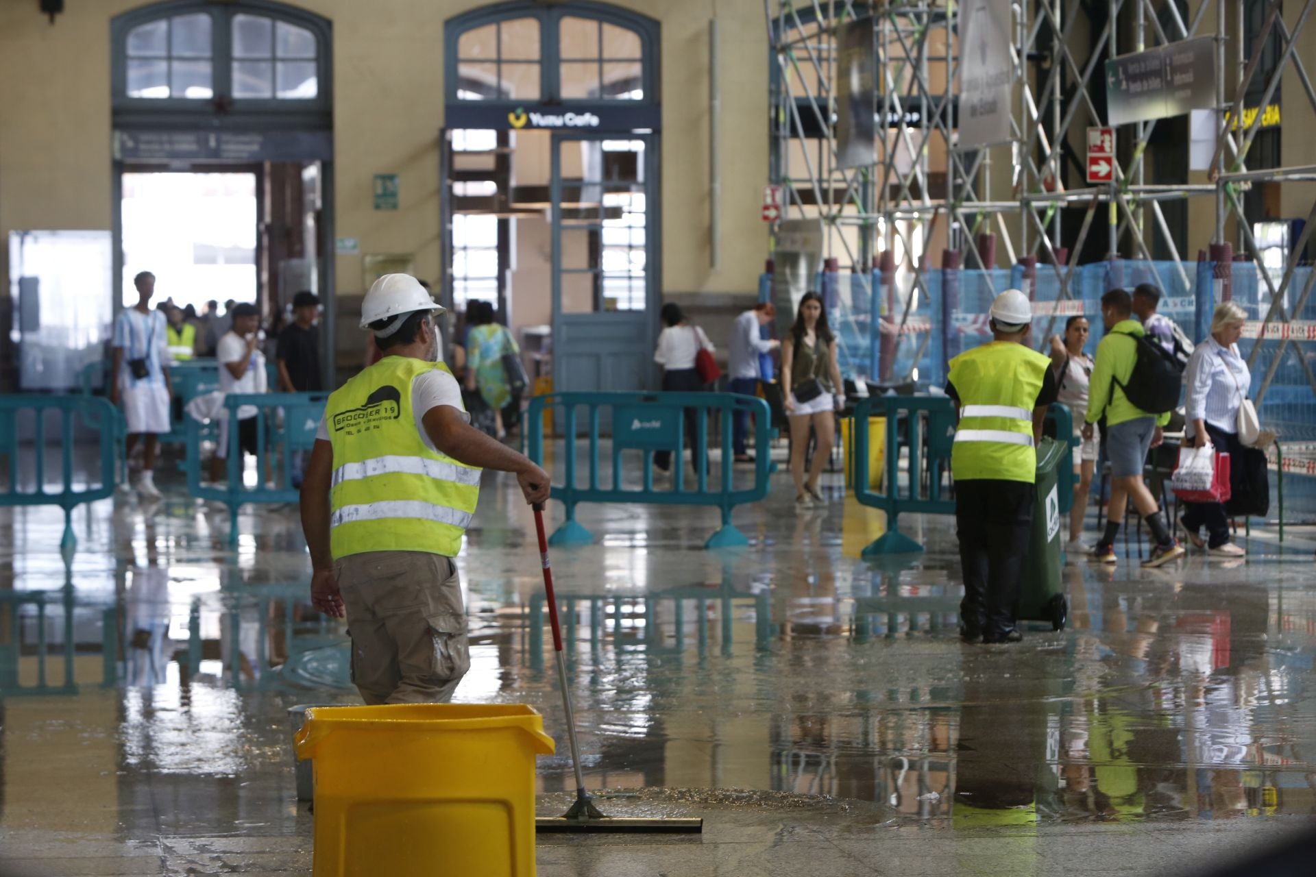 La lluvia se cuela en la Estación del Norte