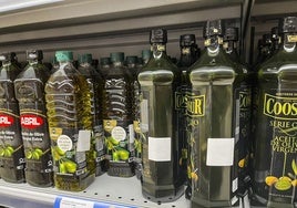 Botellas de aceite de oliva virgen extra en un supermercado.