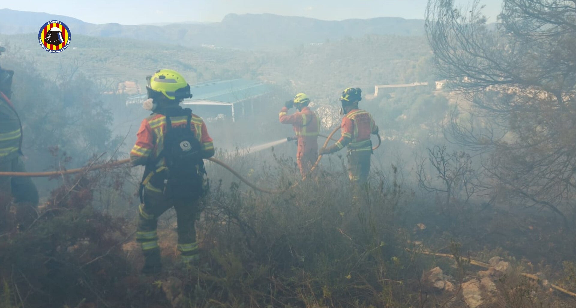 Trabajos de extincón del pasado domingo en la planta de Llutxent.