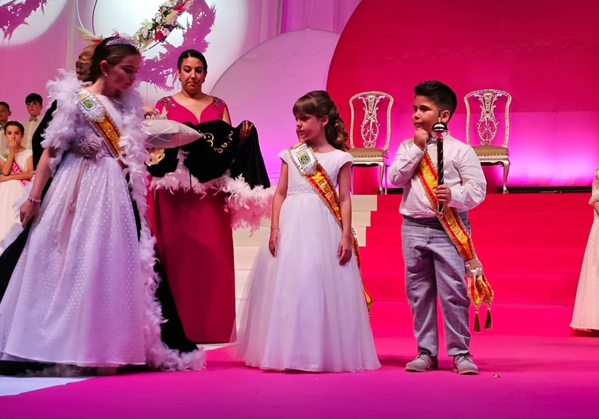 María Avargues, Martina Maragón y Leandro Bonaldo, reinas y rey de las fiestas de Calp