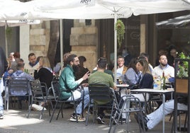 Un grupo de personas en una terraza de Valencia.