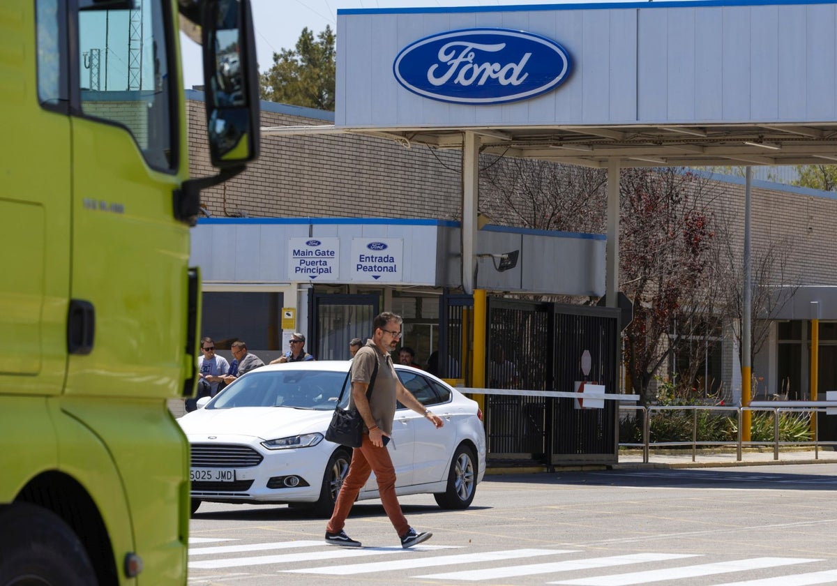 Un trabajador sale de la planta de Ford en Almussafes.