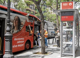 Usuarios suben a un autobús en el centro de Valencia.