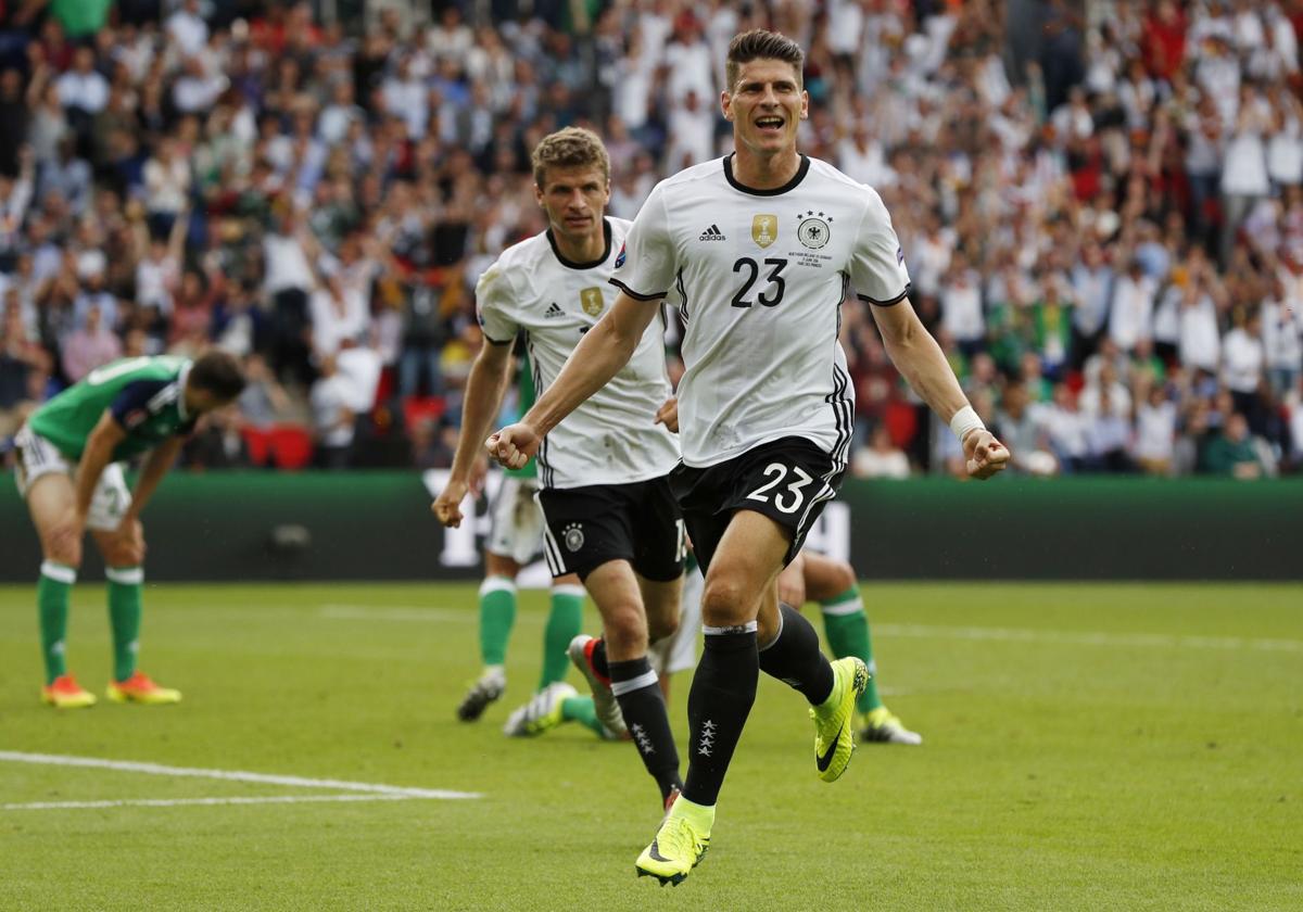 Mario Gómez celebra un gol en la Eurocopa 2016.