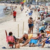 El último «SOS» de la Policía Local de Benidorm por las líneas azules que se pueden ver en las playas