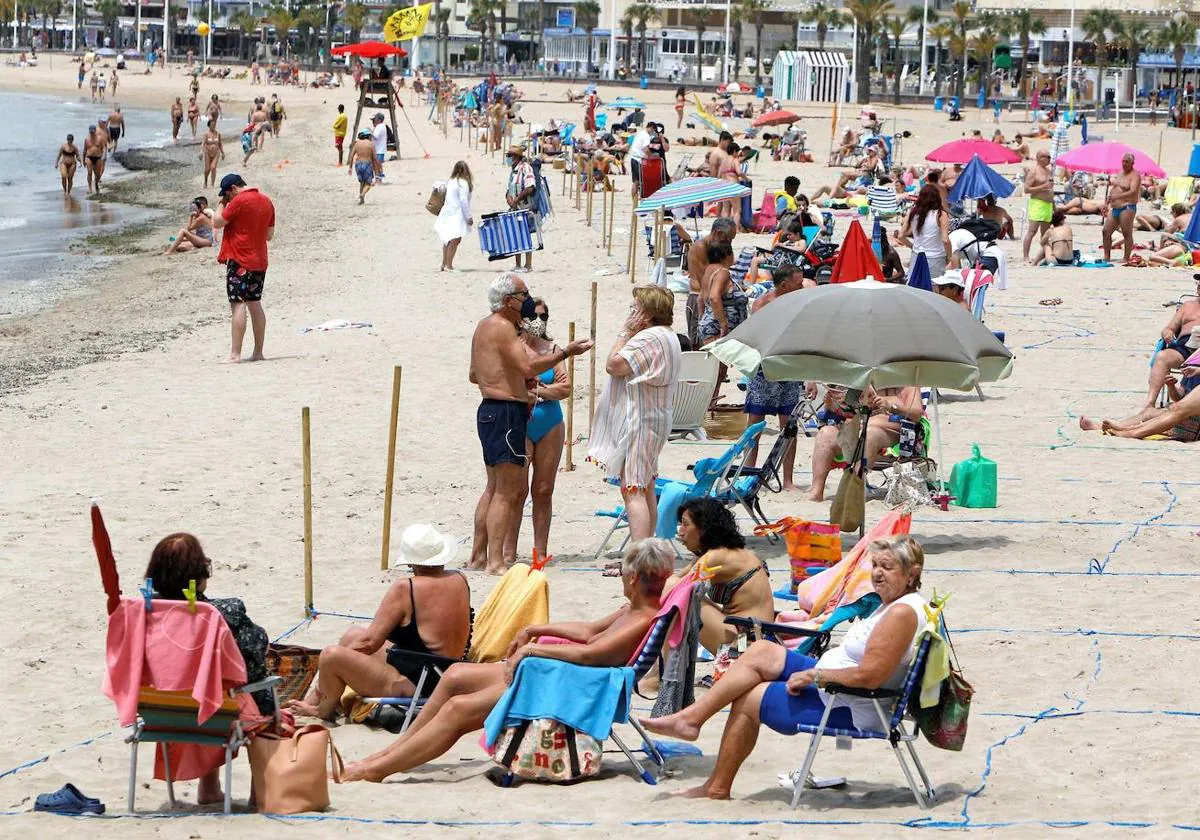 El último «SOS» de la Policía Local de Benidorm por las líneas azules que se pueden ver en las playas