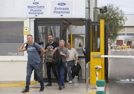 Un grupo de trabajadores abandona la factoría de Almussafes.