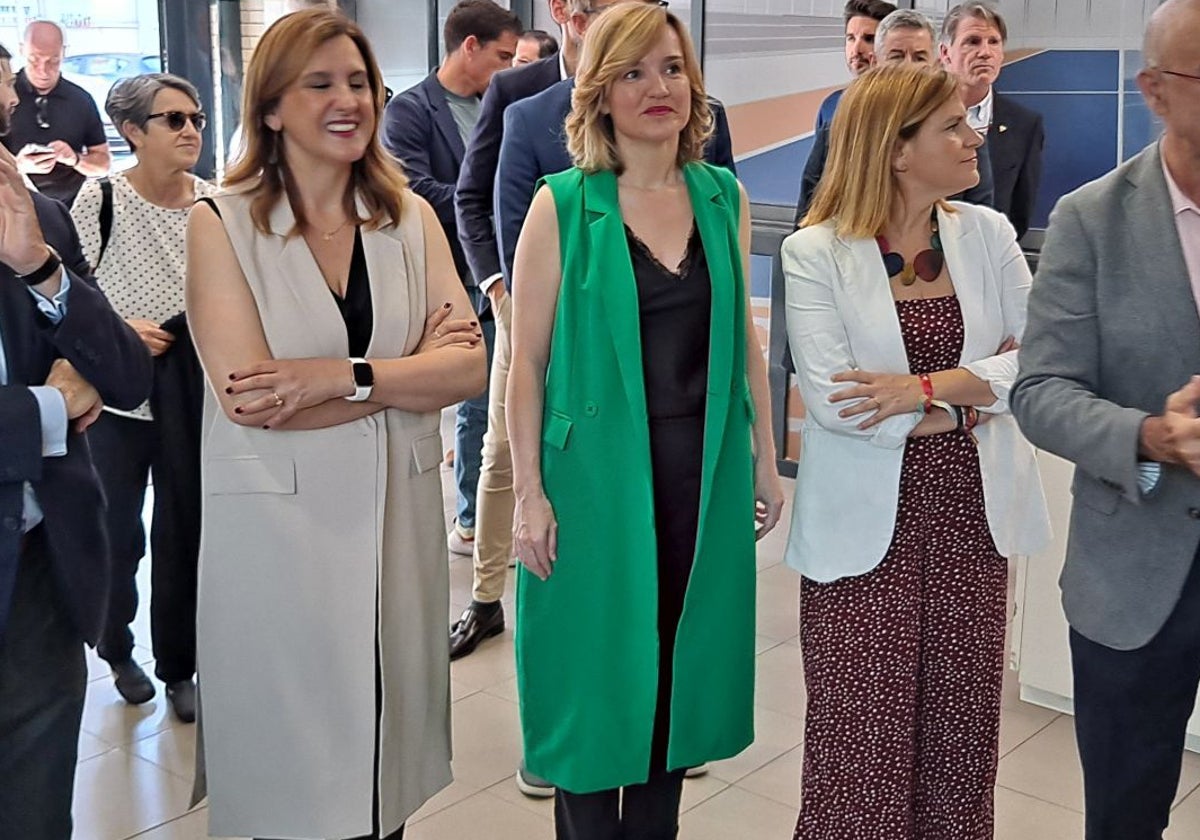 Pilar Alegría, en el centro, en el momento de la visita a Beteró.