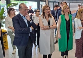 Pilar Alegría, en el centro, en el momento de la visita a Beteró.