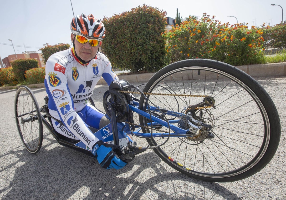 José Vicente Arzo, con su bicicleta adaptada de 'handbike', en una carretera de La Vall d'Uixò.