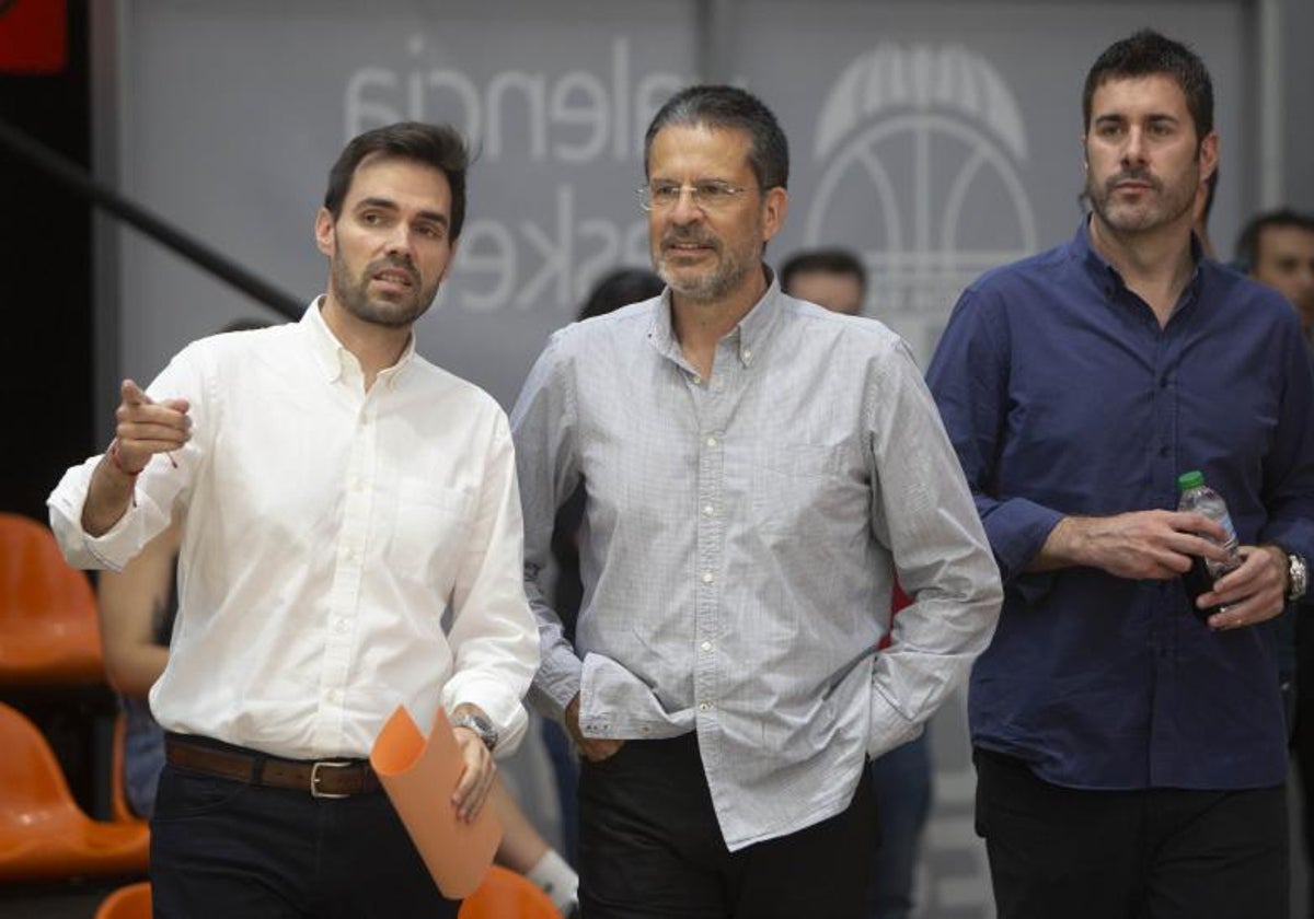 Pedro Martínez junto a Enric Carbonell y Luis Arbalejo.