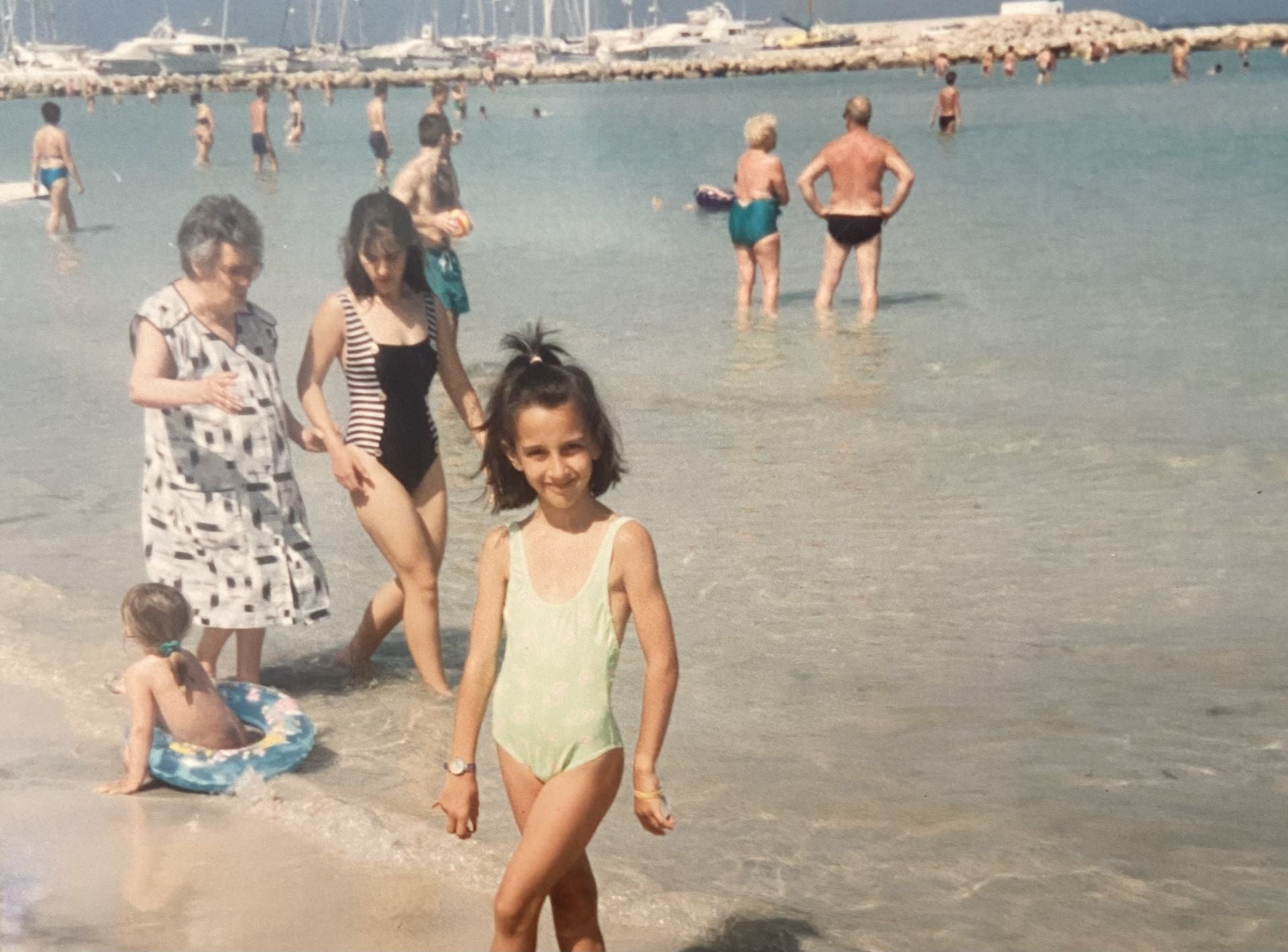 Yo (la del bañador verde claro), en Mallorca. Ahora podría ser la señora de verde de detrás