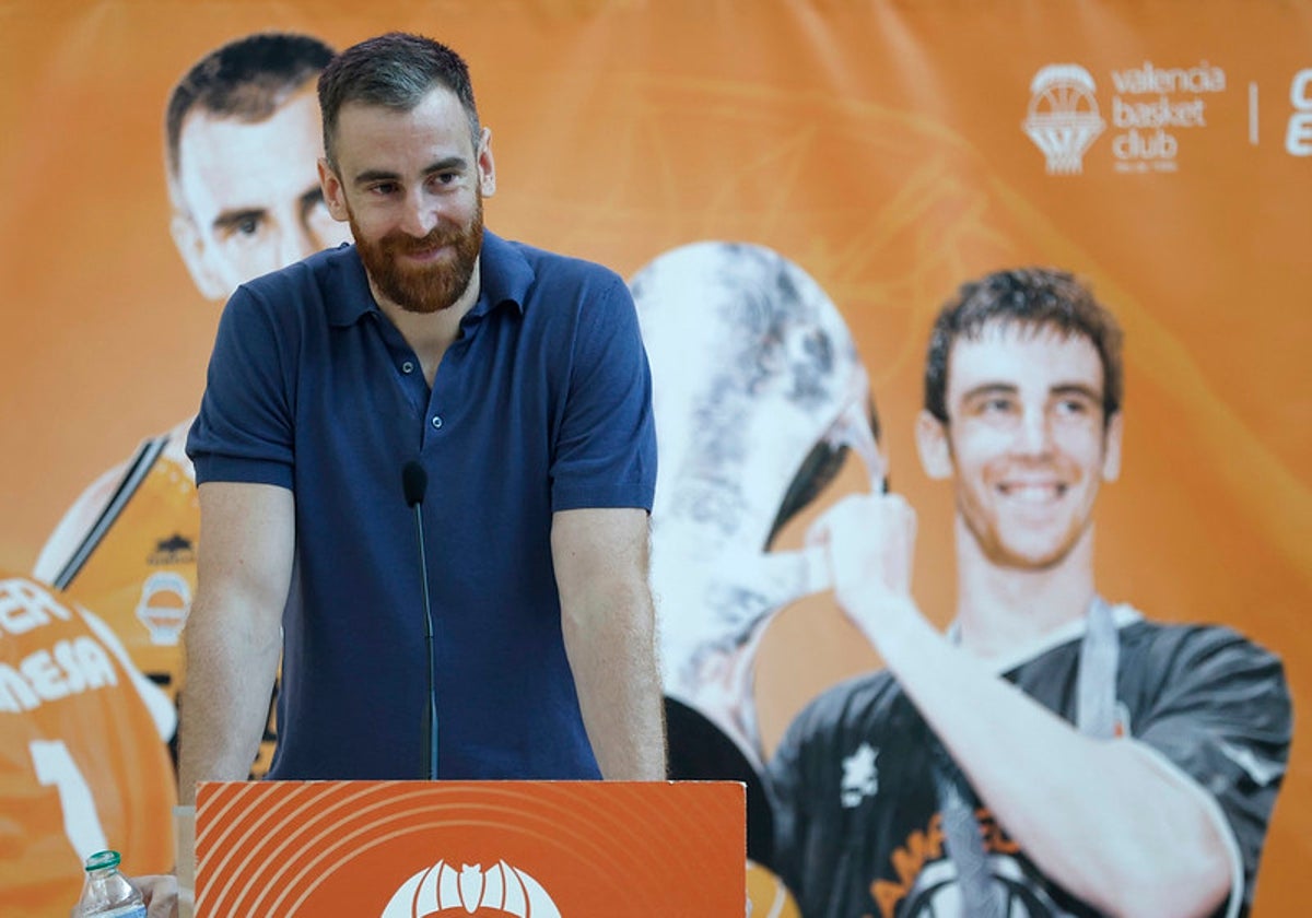 Víctor Claver durante el acto de despedida.