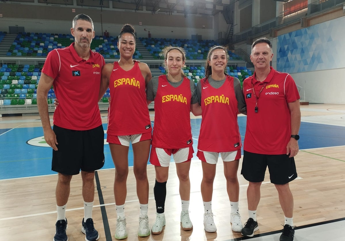 Rubén Burgos, Noa Morro, Alicia Flórez, Elena Buenavida y Roberto Hernández durante la preparación.