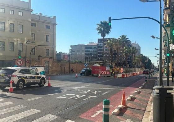 La Policía cierra el primer tramo del carril, ya reservado para las obras, este jueves.