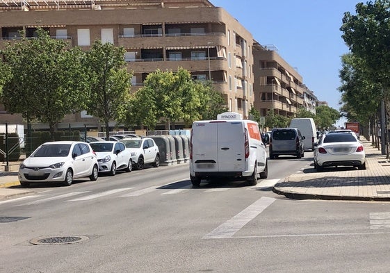 Vehículos circulando por la avenida Miguel Hernández.