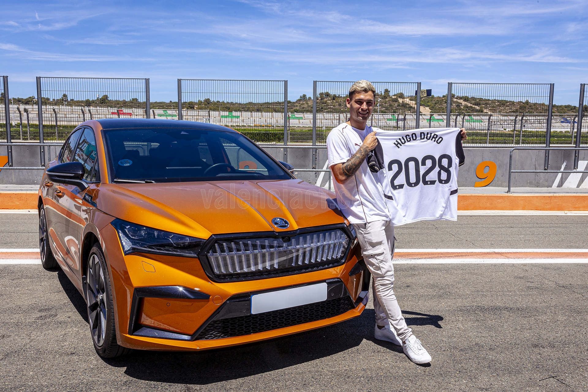 Hugo Duro posa en el circuito de Cheste.