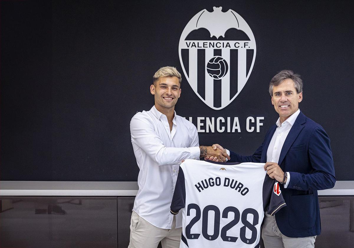 Hugo Duro y Miguel Ángel Corona con la camiseta que anuncia el año que finalizará su contrato.