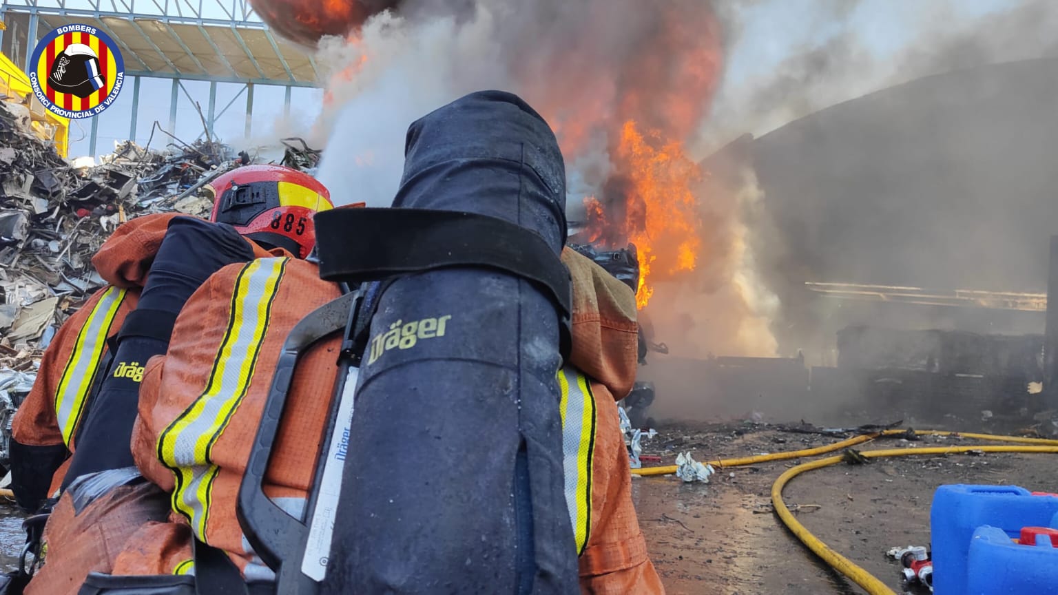 El incendio en una planta de basuras de Silla, en imágenes