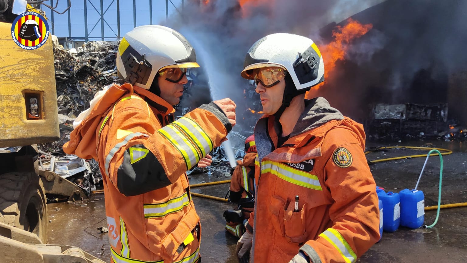 El incendio en una planta de basuras de Silla, en imágenes