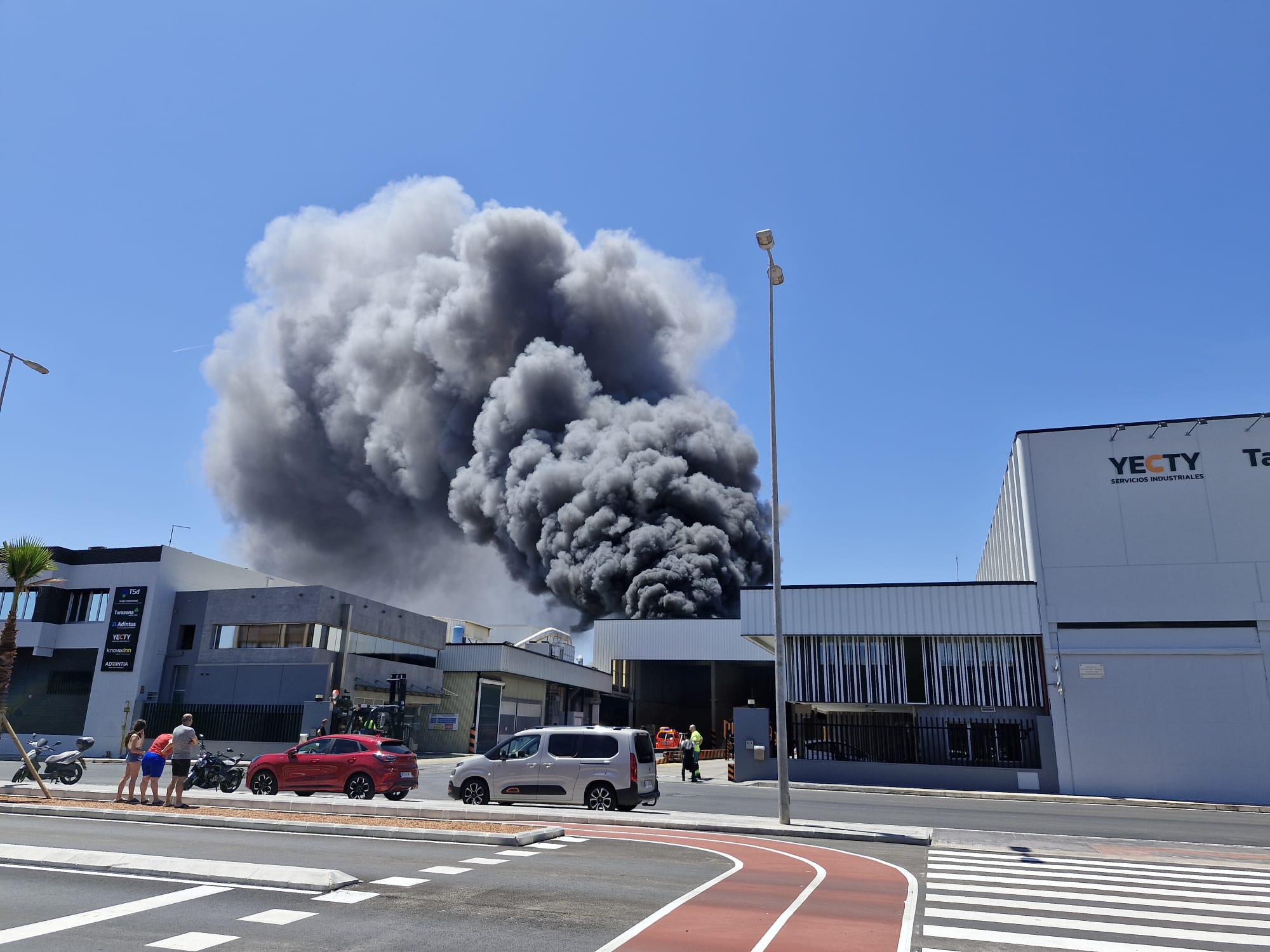 El incendio en una planta de basuras de Silla, en imágenes