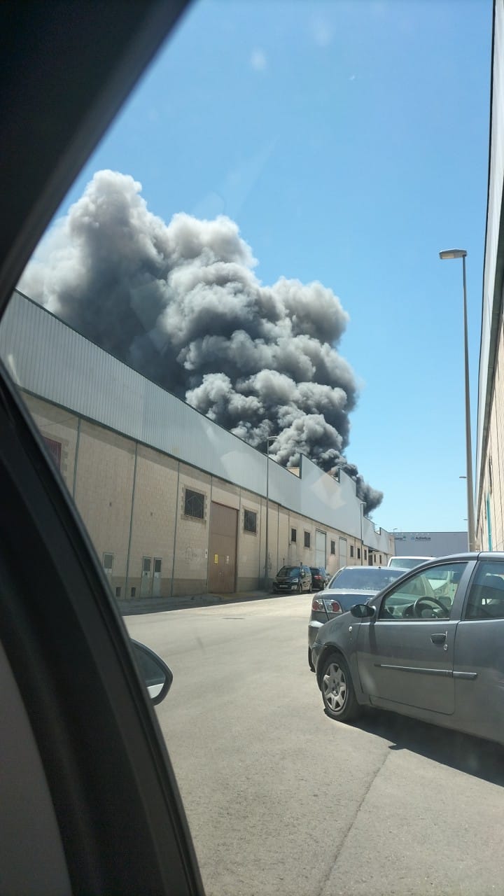 El incendio en una planta de basuras de Silla, en imágenes