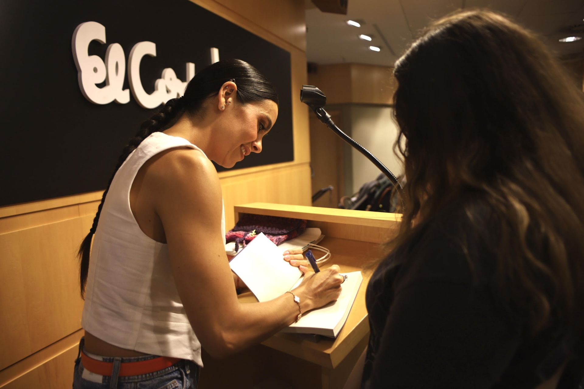 Cristina Pedroche firma libros en Valencia