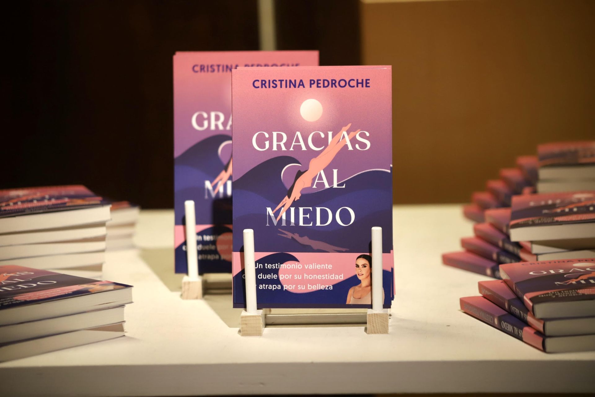 Cristina Pedroche firma libros en Valencia