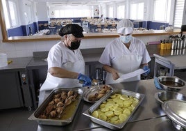 Dos cocineras preparan un servicio, en una imagen de archivo.