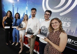 Los premiados, tras recoger el trofeo.